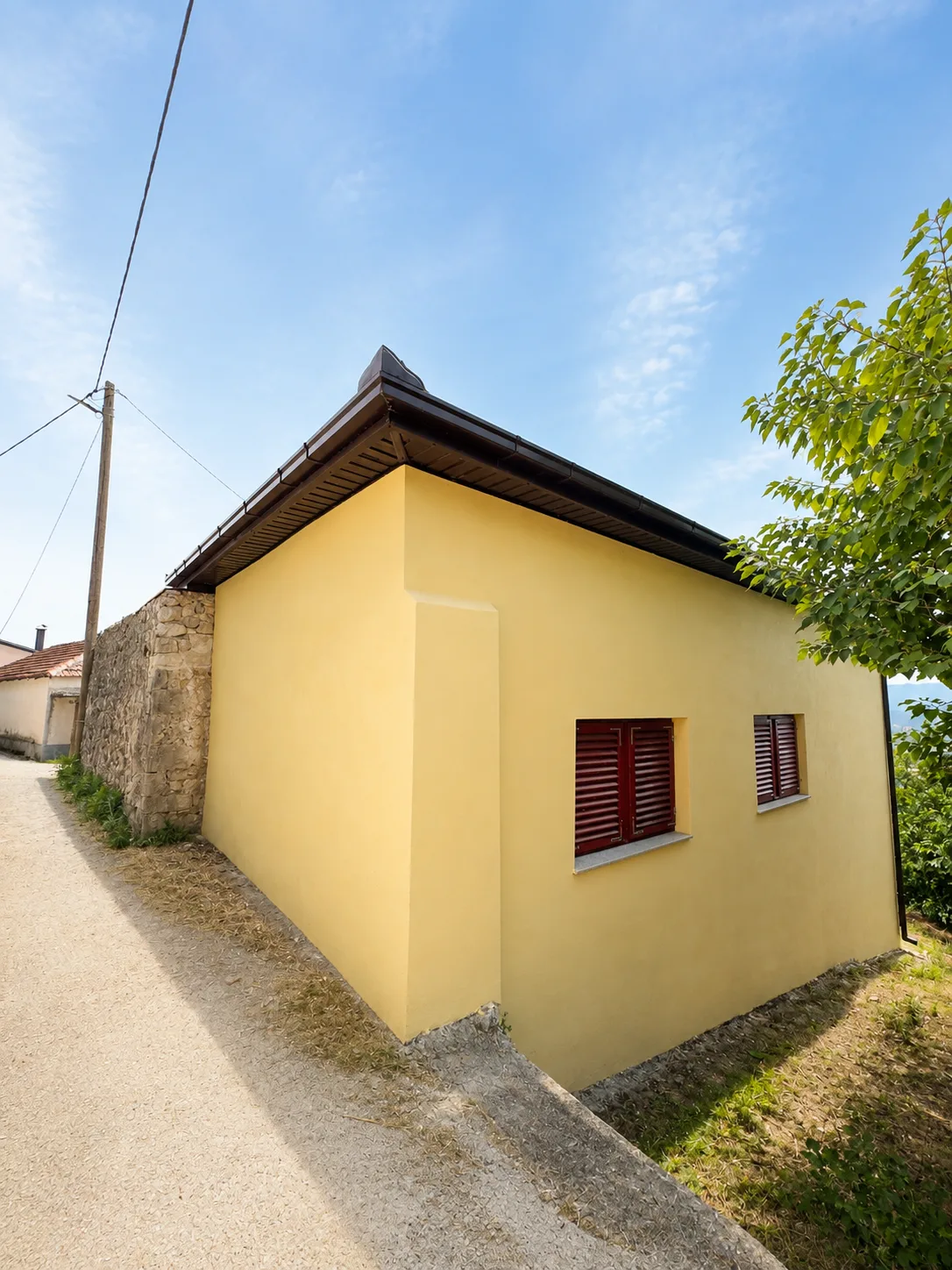 Pogled na kuću izvana, uređena okolina