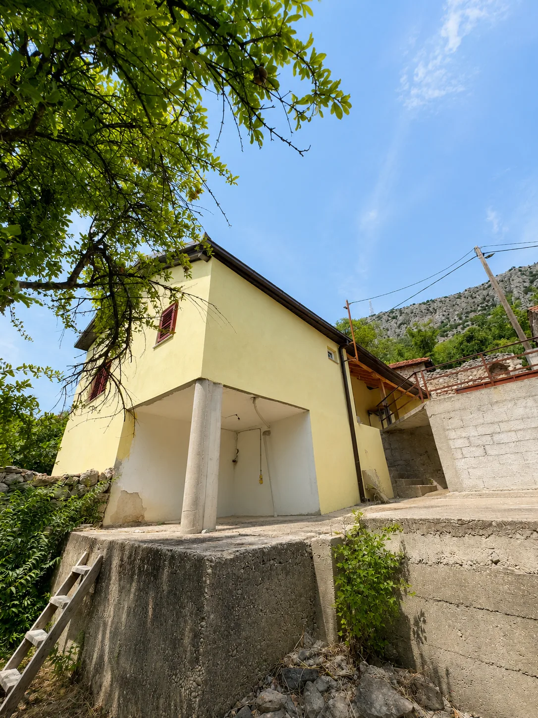 Kuća u Ljubuškom, pogled na fasadu s ulaza